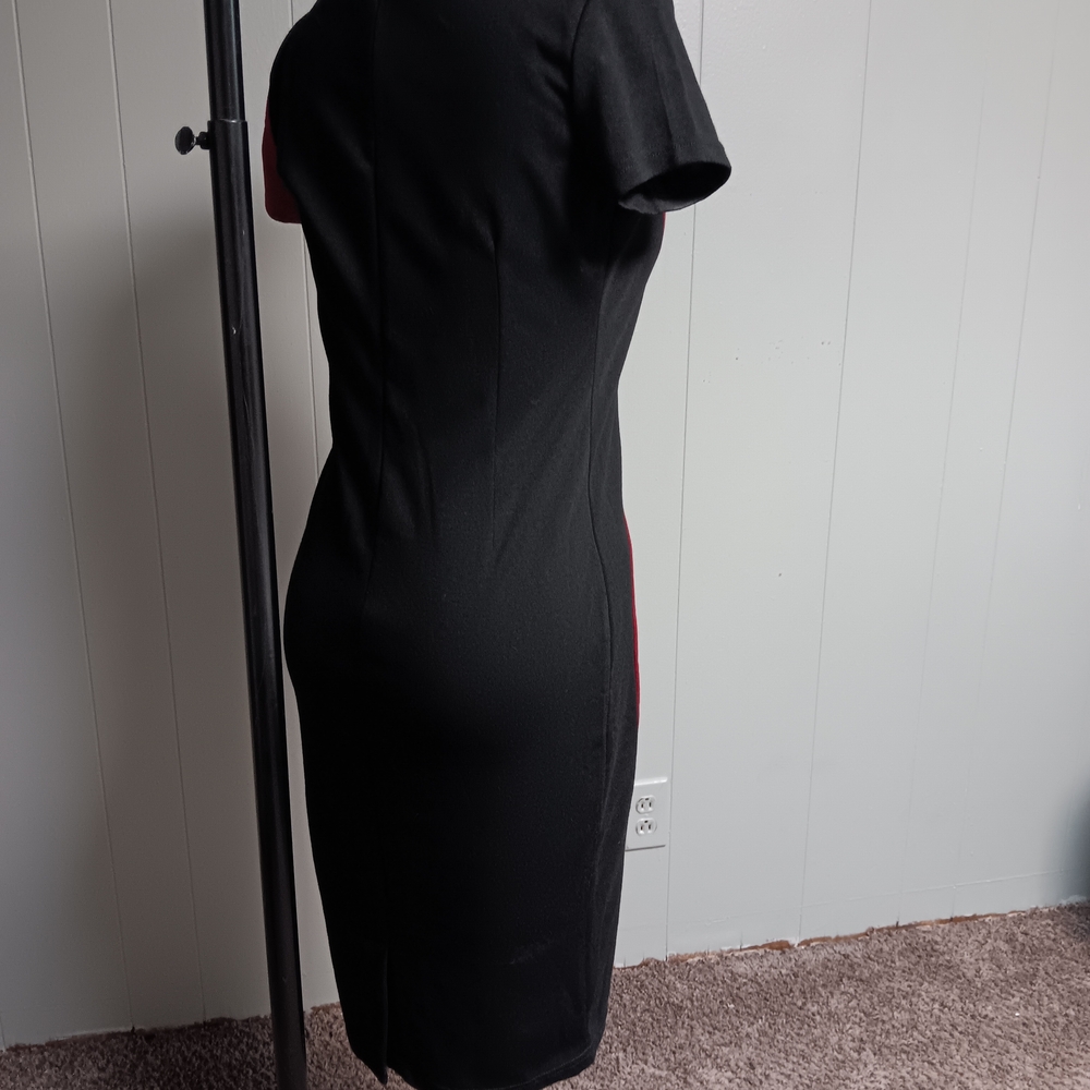 Elegant Black and Red Bodycon Dress - Picture 3 of 6